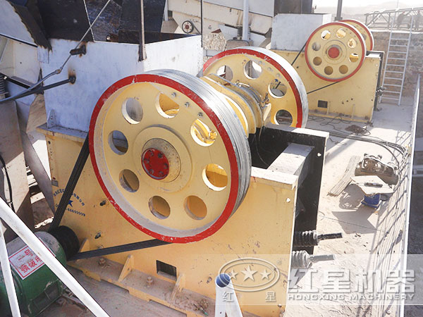 透輝石顎式破碎機(jī)工作現(xiàn)場 透輝石顎式破碎機(jī)工作現(xiàn)場