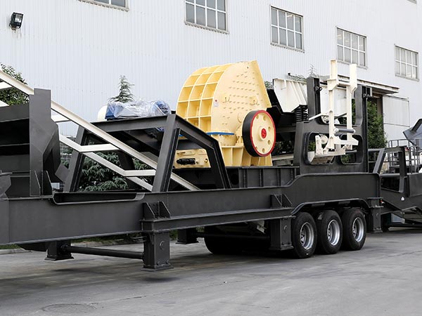 車(chē)頭拉著就走的配錘破的石子車(chē)載移動(dòng)碎石機(jī)