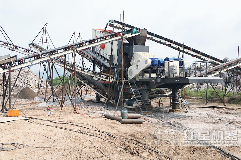 移動(dòng)碎石機(jī)工作現(xiàn)場(chǎng)靈活移動(dòng) 移動(dòng)碎石機(jī)工作現(xiàn)場(chǎng)靈活移動(dòng)