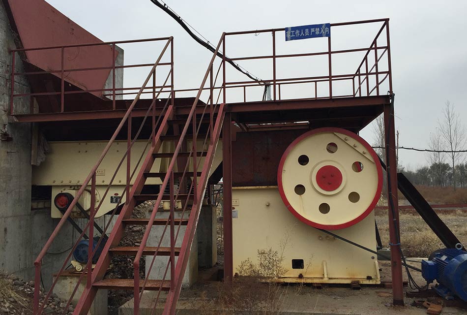 河南平頂山時(shí)產(chǎn)30-40噸花崗巖破碎生產(chǎn)線(xiàn)