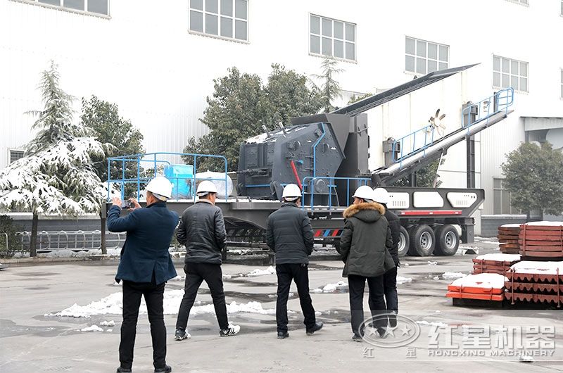 車載流動碎石機廠家價格實惠，客戶現場參觀