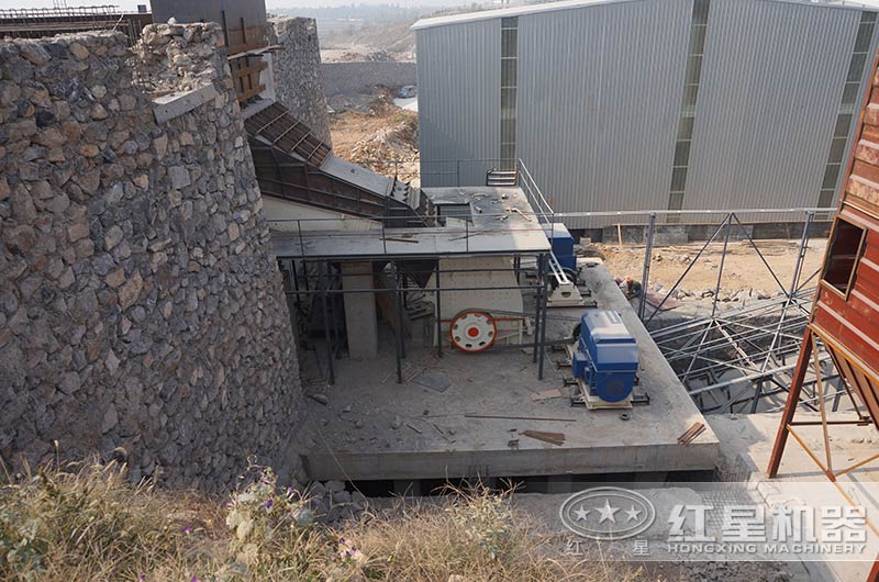 時產(chǎn)200-300噸重錘式破碎機作業(yè)現(xiàn)場 時產(chǎn)200-300噸重錘式破碎機作業(yè)現(xiàn)場