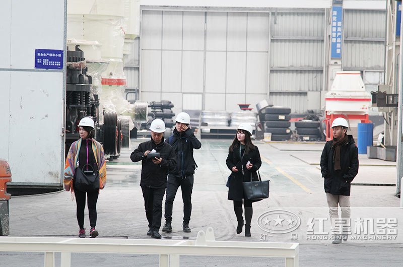 規(guī)模化設(shè)備廠房，提供立式復(fù)合破碎機(jī)免費(fèi)咨詢