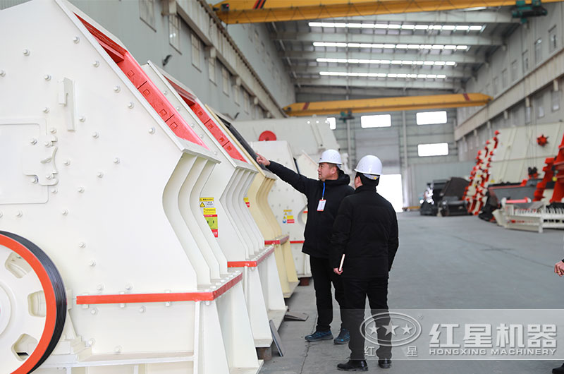 客戶來(lái)廠參觀考察PCZ1615重錘式破碎機(jī) 客戶來(lái)廠參觀考察PCZ1615重錘式破碎機(jī)