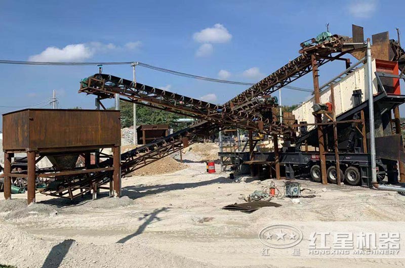 鵝卵石一體式車(chē)載制沙機(jī)作業(yè)現(xiàn)場(chǎng) 鵝卵石一體式車(chē)載制沙機(jī)作業(yè)現(xiàn)場(chǎng)