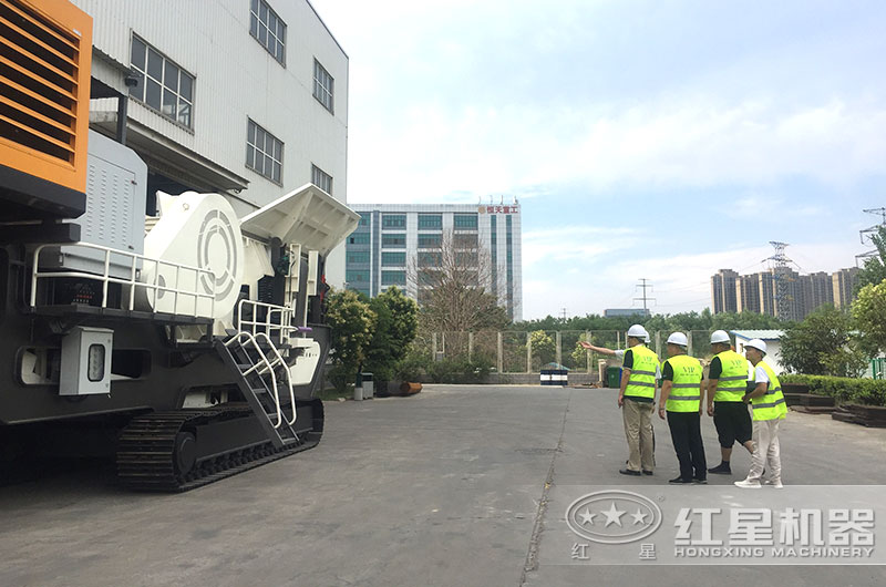 客戶來廠參觀，經理陪同講解