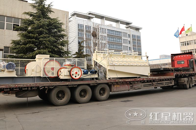 對輥式破碎機(jī)設(shè)備發(fā)貨