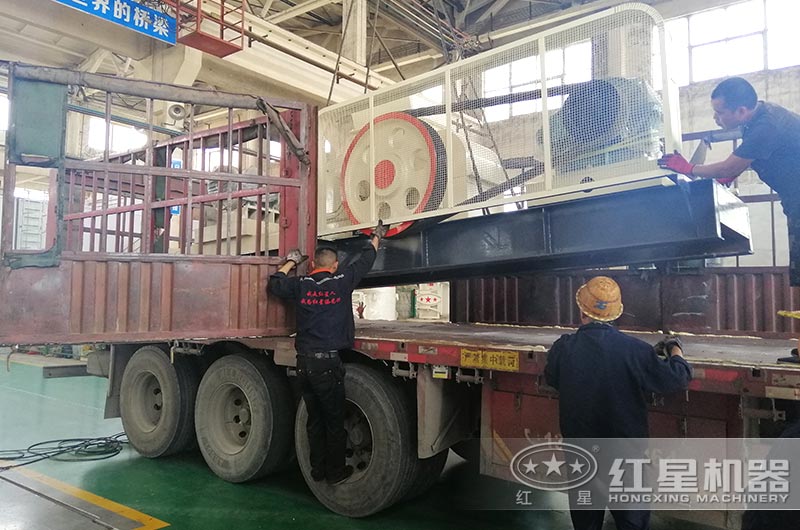 對輥制砂機裝車準備發(fā)貨 對輥制砂機裝車準備發(fā)貨