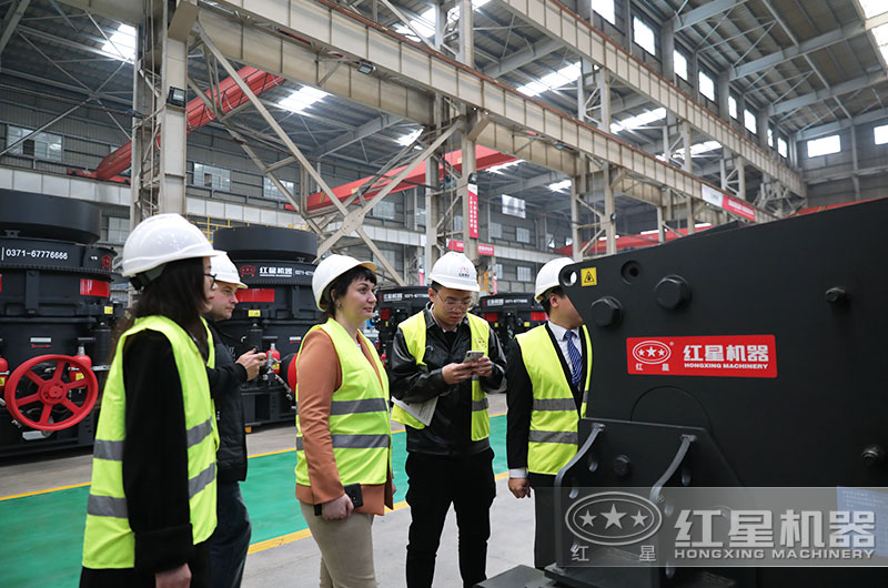 客戶來廠考察紅星鄂破機設備