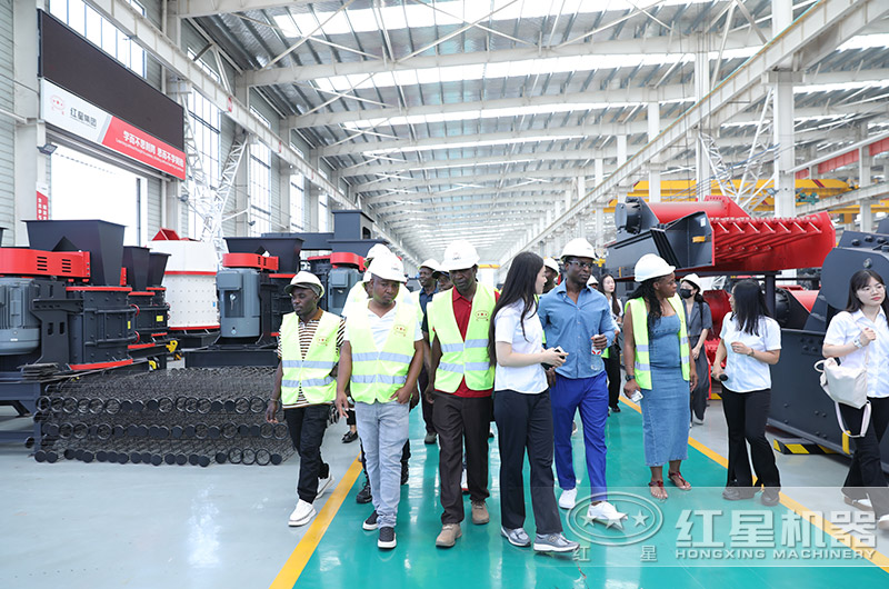 客戶(hù)參觀廠區(qū)選購(gòu)產(chǎn)品中 客戶(hù)參觀廠區(qū)選購(gòu)產(chǎn)品中