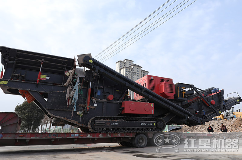 移動(dòng)破碎站轉(zhuǎn)場作業(yè)中
