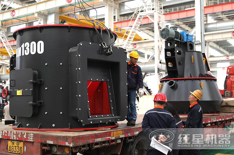 立式磨粉機發(fā)貨裝車