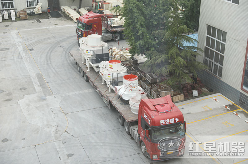 成套雷蒙磨粉機設備裝車發貨中