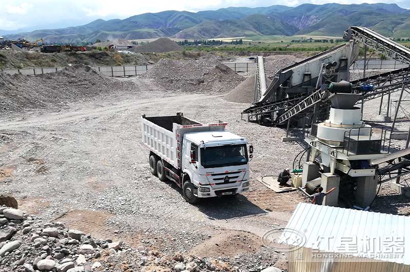 隧道洞渣碎石加工成品骨料轉(zhuǎn)運(yùn)現(xiàn)場(chǎng) 隧道洞渣碎石加工成品骨料轉(zhuǎn)運(yùn)現(xiàn)場(chǎng)