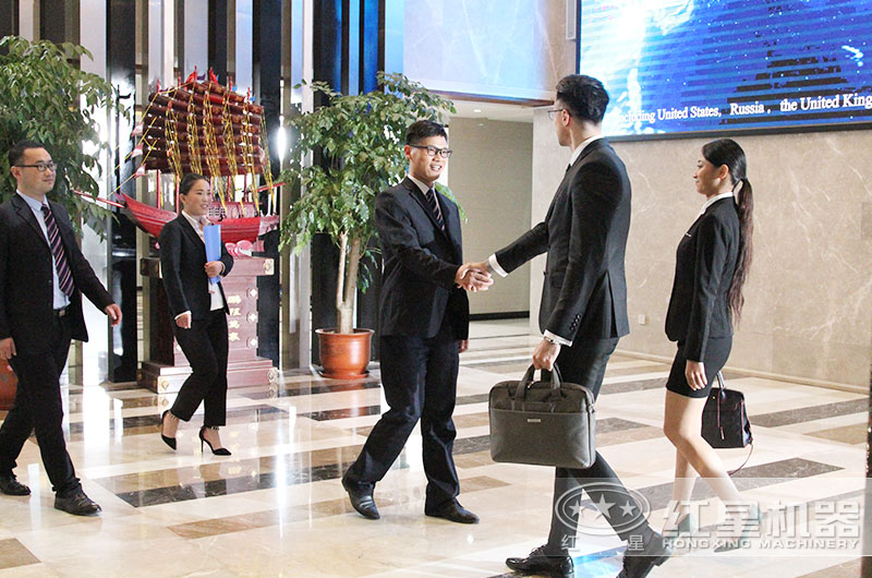 紅星產品經(jīng)理接待來廠考察客戶 紅星產品經(jīng)理接待來廠考察客戶